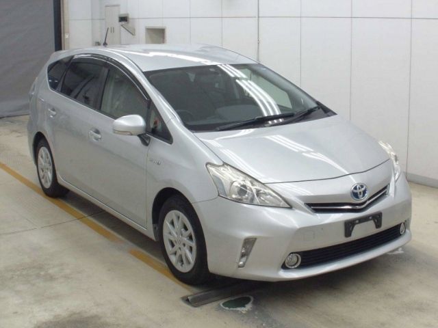 96 Toyota Prius alpha ZVW41W 2013 г. (NAA Osaka)